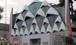 Posyan mudik Lebaran 2023 dibangun dengan desain mirip Masjid Al Jabbar berdiri kokoh dan megah di sekitar Pintu Tol Padalarang, Kabupaten Bandung Barat. (SOULKING/JABAR EKSPRES)