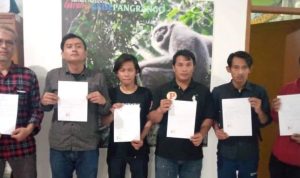 Enam orang pendaki pelaku bom asap di puncak Gunung Gede, Cianjur, Jawa Barat, membuat pernyataan dan mendapat sanksi 3 tahun tidak boleh mendaki gunung manapun di Indonesia.(ANTARA/istimewa). (Ahmad Fikri)