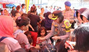Tanjung Priok Port Police Entertains Children of Fire Victims Tanjung Priok Port Police Entertains Children of Fire Victims