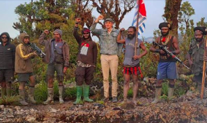 Pilot Susi Air Philips Mark Methrtens bersama kelompok kriminal bersenjata (KKB) Organisasi Papua Merdeka (OPM). -KKB OPM-