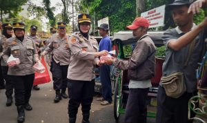 Jajaran Polresta Bogor Kota saat membagikan paket takjil buka puasa kepada sejumlah tukang becak disekitar Polsek Bogor Barat, Kamis (13/4). (Yudha Prananda / Jabar Ekspres)