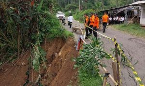 Pergerakan Tanah di Sukamakmur, Akses Jalan Perbatasan Cianjur Masih Belum Dibuka Pasca Pergerakan Tanah Sukamakmur, Akses Jalan Perbatasan Cianjur Belum Dibuka Untuk Roda Empat / Jabarekspres