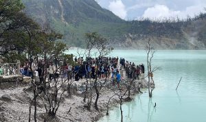 Para pengunjung dari berbagai daerah saat berlibur di kawasan Kawah Putih. (Agi/Jabar Ekspres)