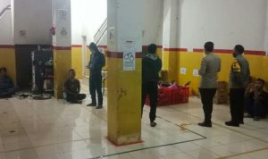 Gudang Ekspedisi di Bogor Dimasuki Kawanan Pencurian, Ratusan Juta Raib Polisi saat melakukan olah TKP di Desa Jabon, Kecamatan Parung, Kabupaten Bogor, Senin (10/4). (POLSEK PARUNG FOR JABAR EKSPRES)