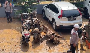 Tertimbun Tanah Longsor, 7 Motor dan 5 Mobil di Paseh Kabupaten Bandung Berhasil Dievakuasi 7 Motor dan 5 Mobil berhasil Dievakuasi Akibat tertimbun Tanah Longsor di Paseh Kabupaten Bandung. Foto Agi Jabarekspres