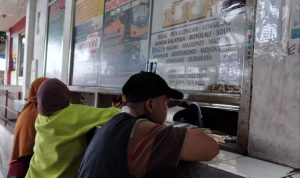 Masyarakat nampak membeli tiket bus di Terminal Cicaheum, Rabu (12/4) / JABAR EKSPRES