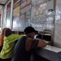 Masyarakat nampak membeli tiket bus di Terminal Cicaheum, Rabu (12/4) / JABAR EKSPRES