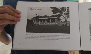 Masjid Agung Bandung Zaman Dulu di dalam buku Sudarsono Katam Album Bandoeng 1845-1910-an. (AKMAL FIRMANSYAH/JABAR EKSPRES)