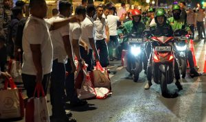 Demi Bansos Presiden Jokowi, Ribuan Warga Rela Antre di Seputaran Istana Bogor Malam-malam Para pengemudi ojek online saat mengantre bingkisan bansos dari Presiden Jokowi, di depan Pintu 2 Istana Bogor, Kamis (13/4) Malam. (Yudha Prananda / Jabar Ekspres)