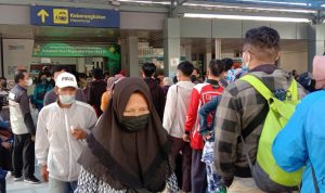 st. Antrian padat saat penumpang hendak menggunakan kereta api di angkutan mudik lebaran tahun 2022 kemarin. Foto. Sandi Nugraha.