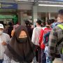 st. Antrian padat saat penumpang hendak menggunakan kereta api di angkutan mudik lebaran tahun 2022 kemarin. Foto. Sandi Nugraha.