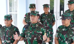 Panglima TNI Laksamana TNI Yudo Margono S.E., M.M. didampingi Kasad Jenderal TNI Dudung Abdurachman S.E. M.M. saat Konferensi Pers di Lanud Yohanis Kapiyau Timika, Papua, Selasa (18/4/2023).-Puspen TNI/Tni.mil.id-