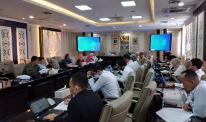 Penanam Pohon yang Ganggu Keandalan Listrik Bisa Didenda Pansus III DPRD Jabar bersama stakeholder saat membahas Raperda Penyelenggaraan Ketenagalistrikan (listrik). (HENDRIK MUCHLISON/JABAR EKSPRES)