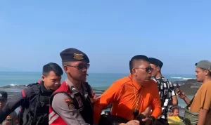 SAR team: Rescuing Bogor Tourists Nearly Drowned in the Sea