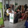 Sejumlah warga saat membayar zakat fitrah di Gerai Zakat Baznas Kota Bogor yang dibuka di Balai Kota Bogor, Selasa (11/4) Sore. (Yudha Prananda / Jabar Ekspres)