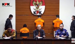 BERIKAN KETERANGAN: Wakil Ketua KPK Alexander Marwata (tengah) saat mengungkap dugaan korupsi yang dilakukan Bupati Meranti saat jumpa pers, Jumat (7/4) malam. (Tangkapan Layar Youtube KPK RI)