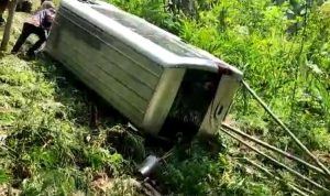 Lupa Tarik Rem Tangan, Mobil Elf di Bandung Barat Terjun ke Jurang Lupa Tarik Rem Tangan, Mobil Elf di Bandung Barat Terjun ke Jurang