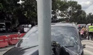Satu unit Minibus mengalami kecelakaan tunggal menabrak tiang Fly over di Jalan Laswi, Kecamatan Batunggal, Kota Bandung sekitar Pukul 13.45 WIB, Selasa 4 April 2023. (MUHAMMAD AKMAL/JABAR EKSPRES)