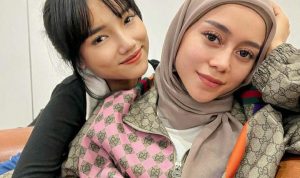 Fujianti Utami mengabadikan momen kebersamaan bersama Lesti Kejora dengan berfoto bersama / Instagram @lestikejora