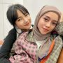 Fujianti Utami mengabadikan momen kebersamaan bersama Lesti Kejora dengan berfoto bersama / Instagram @lestikejora