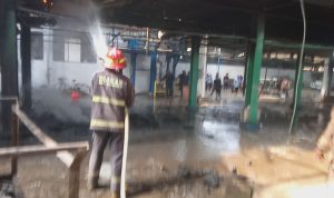Pabrik Tekstil di Dayeuhkolot Kabupaten Bandung Dilalap si Jago Merah, 2 Pekerja Dilarikan ke Rumah Sakit Dua orang Pekerja Jadi Korban Kebakaran di Pabrik Tekstil Dayeuhkolot, Kabupaten Bandung. Foto (Dok. Disdamkar Kabupaten Bandung)