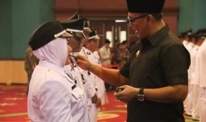 Plt Bupati Bogor Iwan Setiawan saat melantik kepala desa di Gedung Tegar Beriman, Kabupaten Bogor, Kamis (27/4). Foto : Sandika Fadilah/Jabarekspres.com