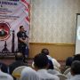 Ketua Panitia Peluncuran Poskora, Aly Yusuf saat berdiskusi bersama para relawan Anies Baswedan. (Yudha Prananda / Jabar Ekspres)