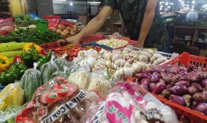 Alhamdulillah! Jelang Hari Raya, Harga Kebutuhan Pokok Stabil di Kota Bandung HARGA NAIK: Bawang Bombay dan bawang Putih yang dijual di pasar tradisional mengalami kenaikan harga menjelang satu pekan hari raya Idul Fitri. (AKMAL FIRMANSYAH/JABAREKSPRES)