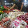 HARGA NAIK: Bawang Bombay dan bawang Putih yang dijual di pasar tradisional mengalami kenaikan harga menjelang satu pekan hari raya Idul Fitri. (AKMAL FIRMANSYAH/JABAREKSPRES)