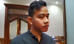 Wali Kota Surakarta Gibran Rakabuming Raka saat memberikan keterangan kepada wartawan di Solo, Selasa (4/4/2023). ANTARA/Aris Wasita