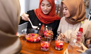 Ilustrasi momen berbuka puasa