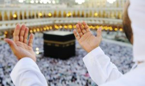 Seseorang yang berdoa di Masjidil Haram