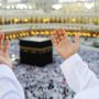 Seseorang yang berdoa di Masjidil Haram