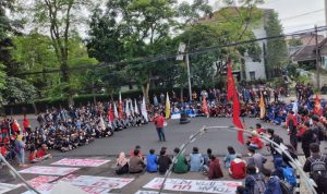 Ratusan massa dari mahasiswa saat menggelar aksi unjuk rasa di depan gedung DPRD Jabar, Senin (10/4). (Hendrik Muchlison/Jabar Ekspres)
