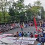 Ratusan massa dari mahasiswa saat menggelar aksi unjuk rasa di depan gedung DPRD Jabar, Senin (10/4). (Hendrik Muchlison/Jabar Ekspres)