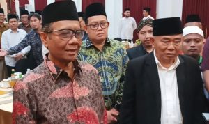 Menko Polhukam Mahfud MD (kiri) didampingi pengasuh Ponpes Amanatul Ummah KH Asep Saifuddin Chalim menyampaikan keterangan pers di Surabaya, Sabtu (29/4/2023) malam. (ANTARA/Hanif Nashrullah)