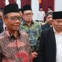 Menko Polhukam Mahfud MD (kiri) didampingi pengasuh Ponpes Amanatul Ummah KH Asep Saifuddin Chalim menyampaikan keterangan pers di Surabaya, Sabtu (29/4/2023) malam. (ANTARA/Hanif Nashrullah)