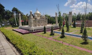 Mini Mania buka di Lembang Bandung Mini Mania Lembang merupakan destinasi wisata yang mengusung tema taman miniatur landmark.