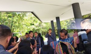 ASEAN Summit: President Joko Widodo Buys a Natural Dye Woven Fabric from Sikka