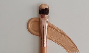 3 Cara Mudah Pilih Warna Foundation Anti Gagal Sesuai Kulit Cara pilih Warna Foundation/ Pexels/ Pegah Sharifi