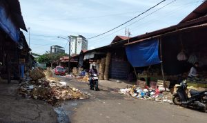 Persoalan sampah di Pasar Gedebage, Kota Bandung hingga saat ini belum ada solusi dari Pemkot Bandung. (SANDI/JABAR EKSPRES)