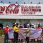 warga di Kabupaten Bekasi dan Sumedang menerima paket lebaran berupa sembako dari Coca-Cola Indonesia untuk rayakan Idulfitri
