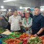 Dok.Diskrimsus Sekaligus Ketua Satgas Pangan Polda Jabar, Kombes Pol Deni Oktavianto saat meninjau kondisi kepomas di Pasar Kosambi Bandung. Rabu (3/5). Foto. Sandi Nugraha