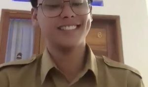 Husein Guru di Pangan daran yang terancam di pecat dari ASN lantaran bongkar praktek pungli. (instagram @husein_ar)