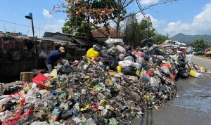 Pasar Baleendah jadi Lautan Sampah, Ini Penyebabnya! Kawasan Pasar Baleendah, Kabupaten Bandung kini menjadi tumpukan sampah lantaran tak terangkut sejak Januari 2023 lalu. (AGI/JABAR EKSPRES)