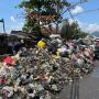 Kawasan Pasar Baleendah, Kabupaten Bandung kini menjadi tumpukan sampah lantaran tak terangkut sejak Januari 2023 lalu. (AGI/JABAR EKSPRES)