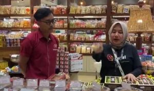 10 Lokasi Beli Oleh-Oleh Khas Bandung Paling Lengkap dan Murah Salah satu lokasi pusat oleh-oleh Bandung yang lengkap dan murah (instagram @kartikasaribakery)