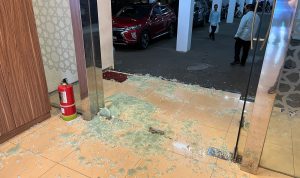 Pecahan kaca akibat dari penembakan yang terjadi di kantor MUI pada Selasa (2/5) siang. (ist)
