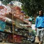 PENJUAL PAKAN BURUNG TURUT MERUGI Pedagang pakan hewan merapikan dagangannya di Pasar Burung Jalan Sukahaji, Kota Bandung, Senin (29/5).Selaras dengan menurunnya pendapatan penjual burung. Penjual pakan mengeluhkan harga dari pabrik yang naik, sehingga harus menaikan harga di pasar dan berimbas pada menurunnya pembeli. Pendapatan pun menurun hingga 50 persen. (Muslim Pnadu/Jabarekspres.id)