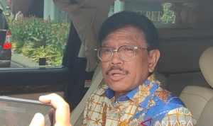 Menteri Komunikasi dan Informatika sekaligus Sekjen Partai Nasdem Johnny G. Plate memberikan keterangan di lingkungan Istana Kepresidenan Jakarta, Kamis (4/5/2023). Dia mengatakan, Surya Paloh tengah berada di luar negeri saat pertemuan koalisi parpol berlangsung. ANTARA/Gilang Galiartha